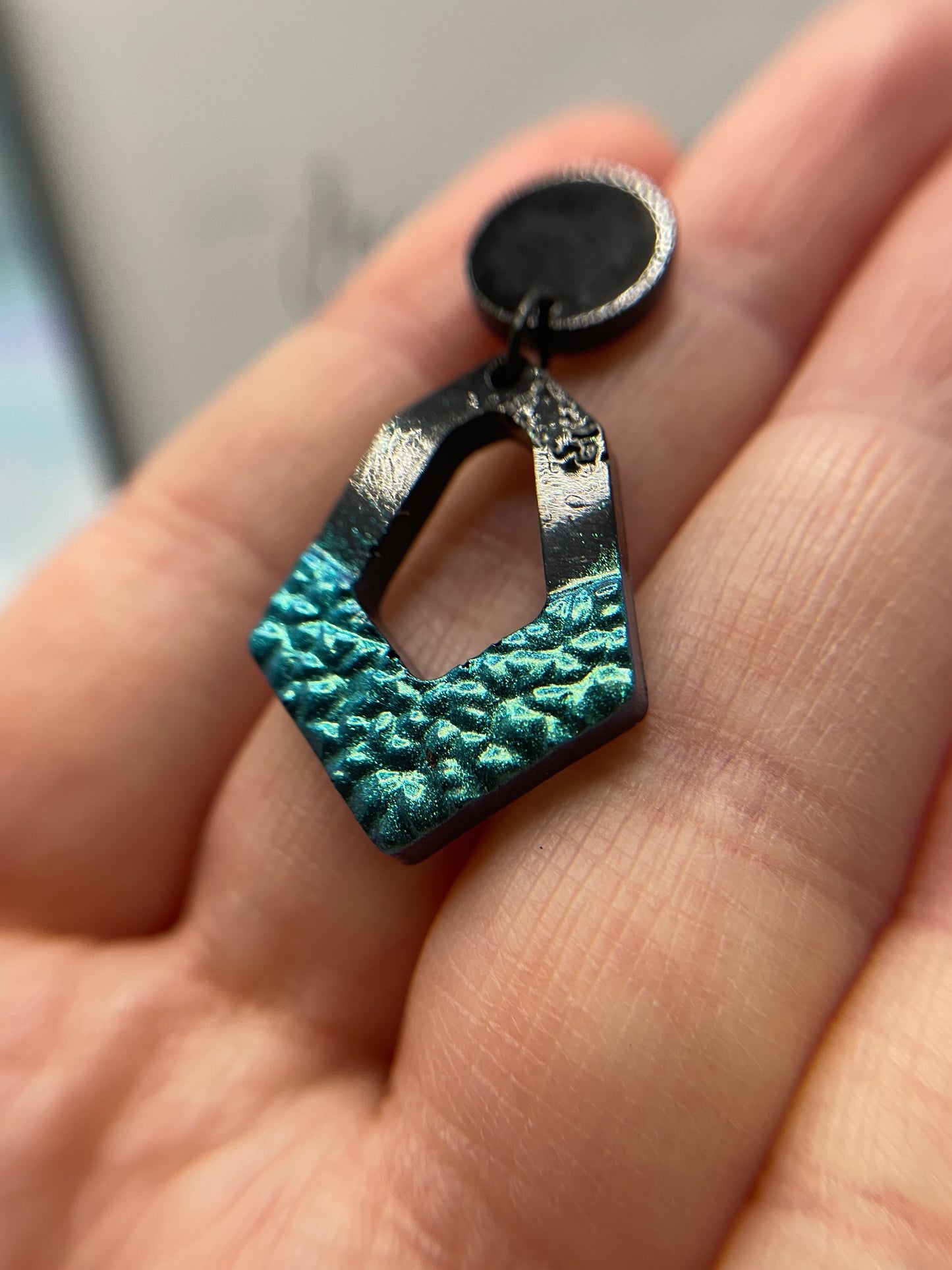 Boucles d'oreilles géode noire et bleu caméléon - Acier inoxydable