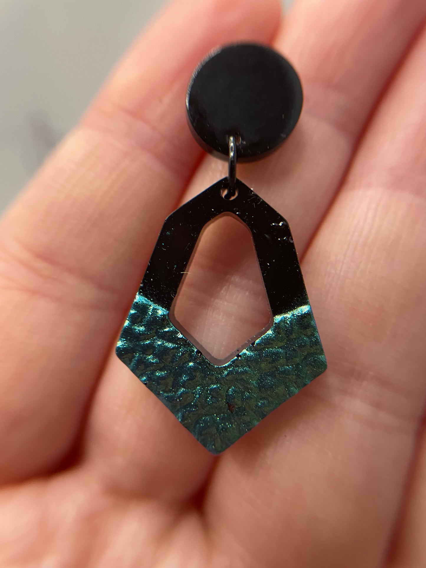 Boucles d'oreilles géode noire et bleu caméléon - Acier inoxydable