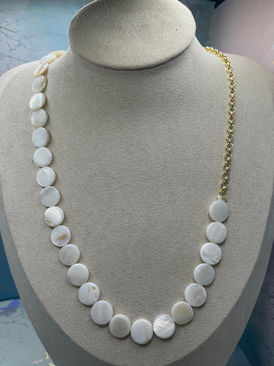 Murmure Océanique – Collier en Coquillage Blanc+Chaine Or