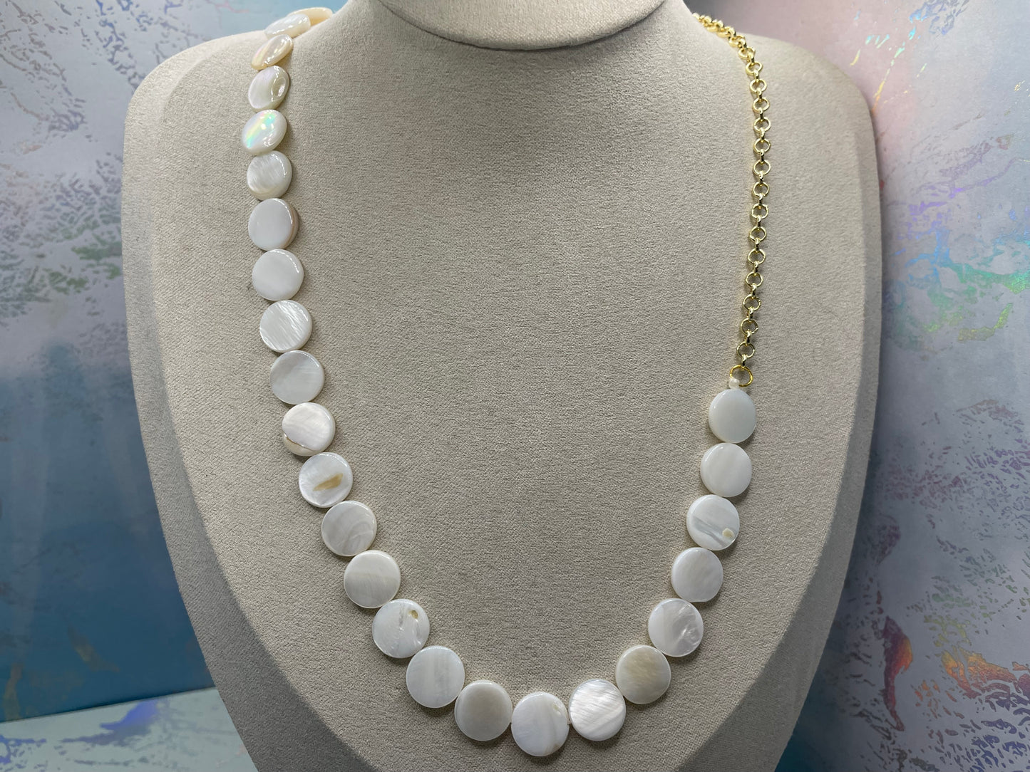 Murmure Océanique – Collier en Coquillage Blanc+Chaine Or