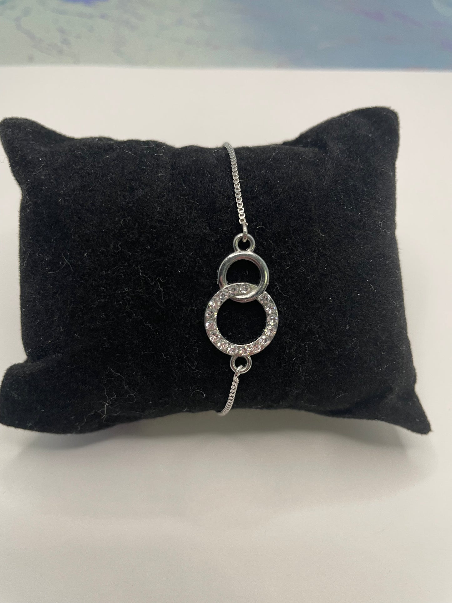 Interlinked circular charms adjustable bracelet