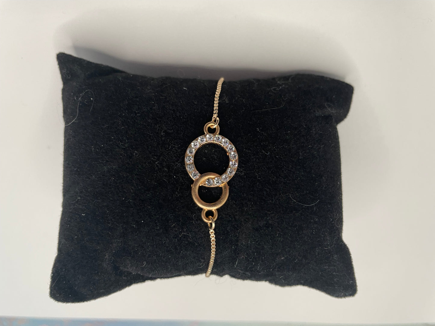 Interlinked circular charms adjustable bracelet