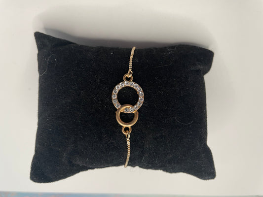 Interlinked circular charms adjustable bracelet