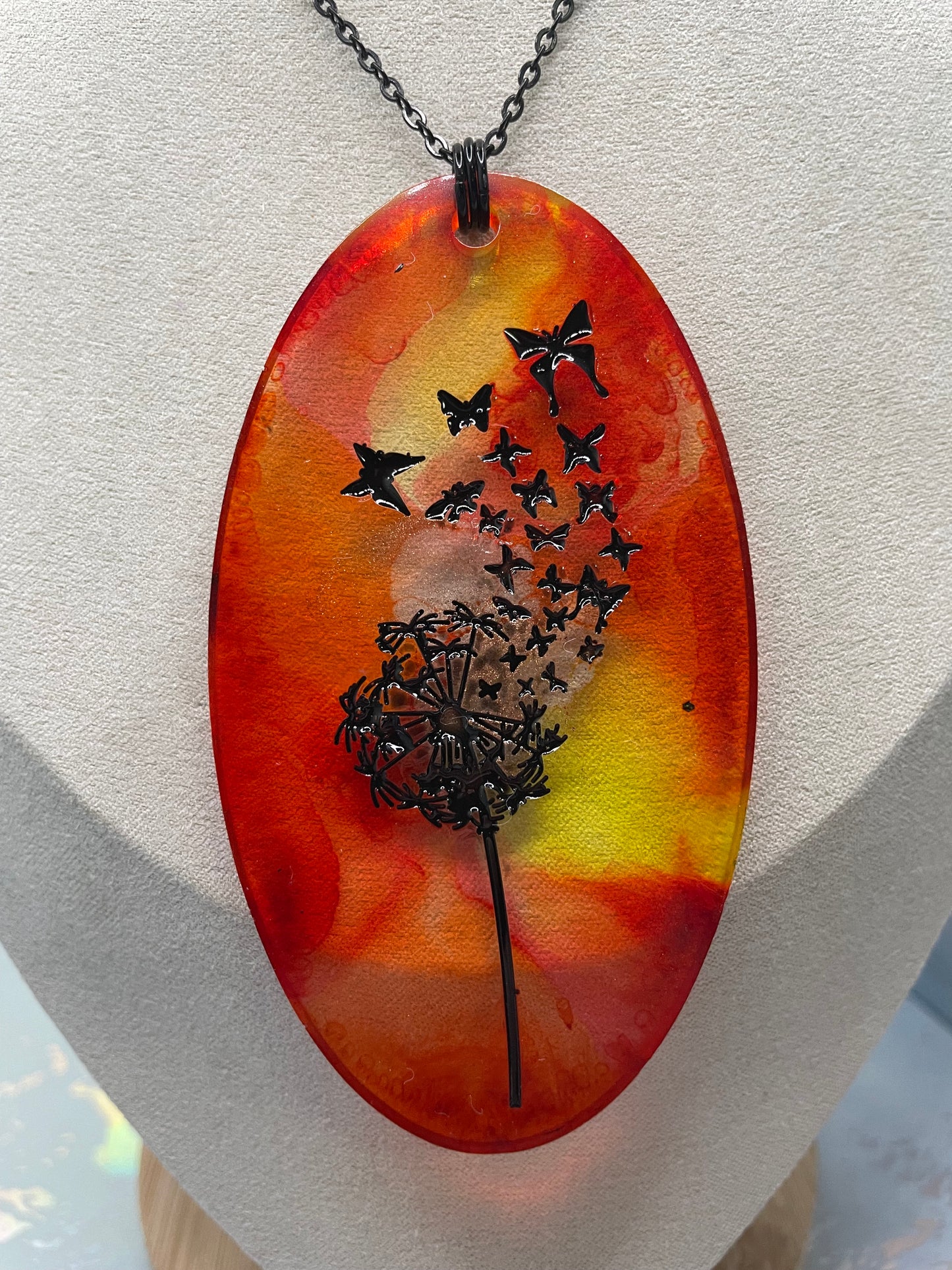 Collier avec gros pendentif ovale pissenlit