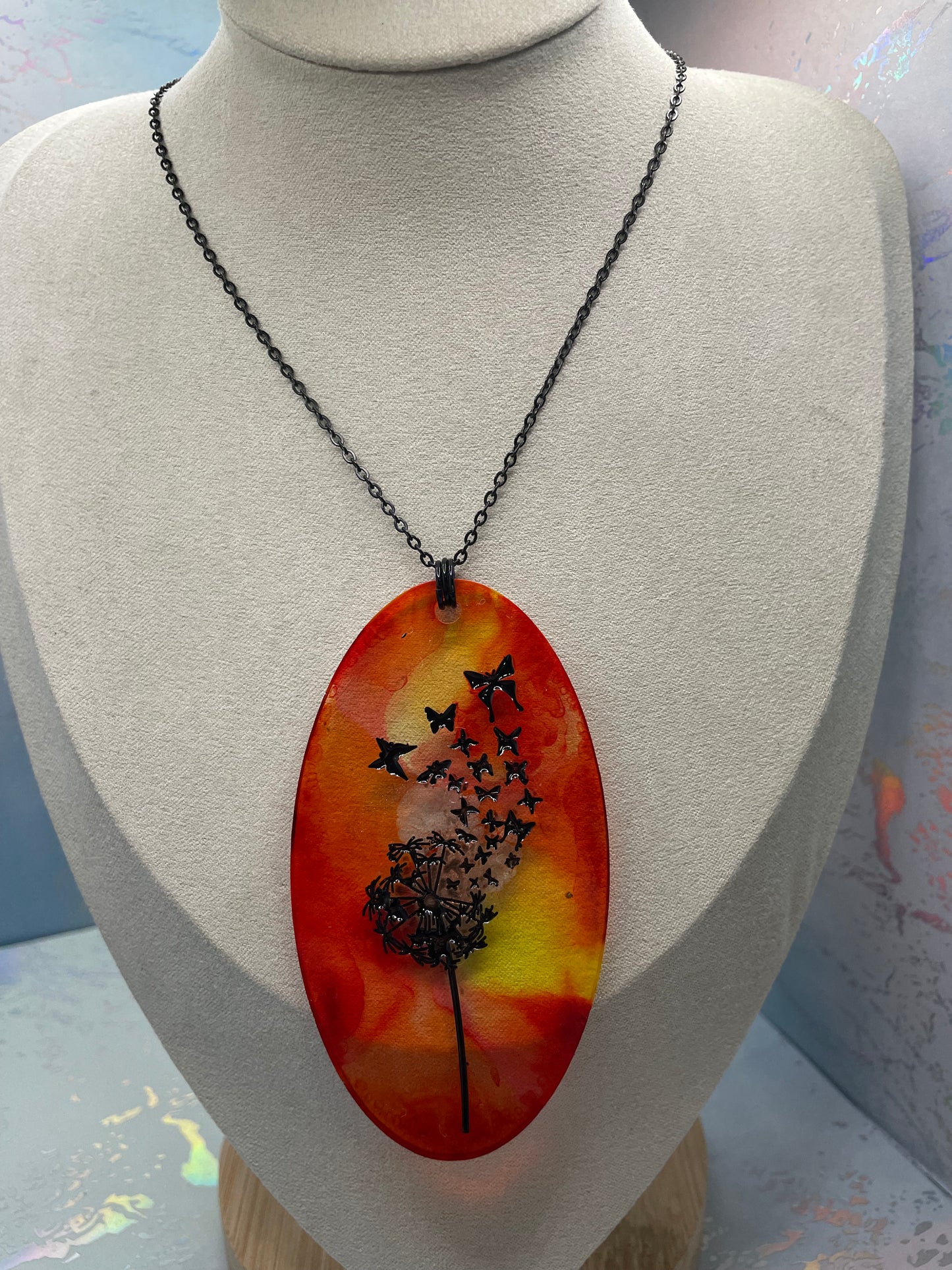 Collier avec gros pendentif ovale pissenlit