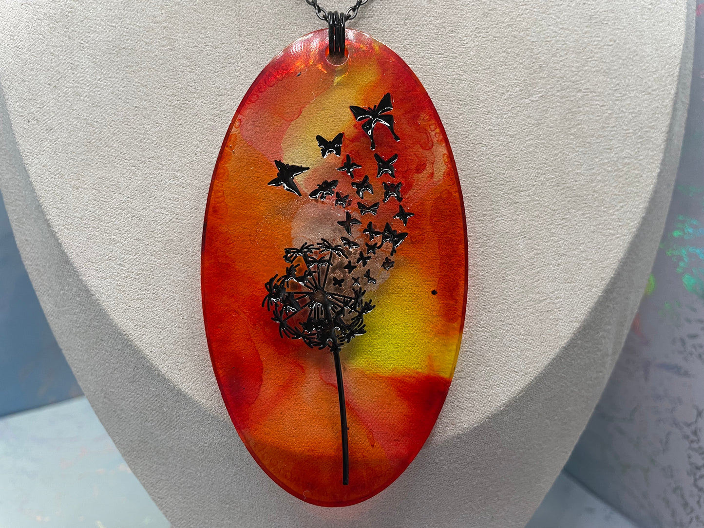 Collier avec gros pendentif ovale pissenlit