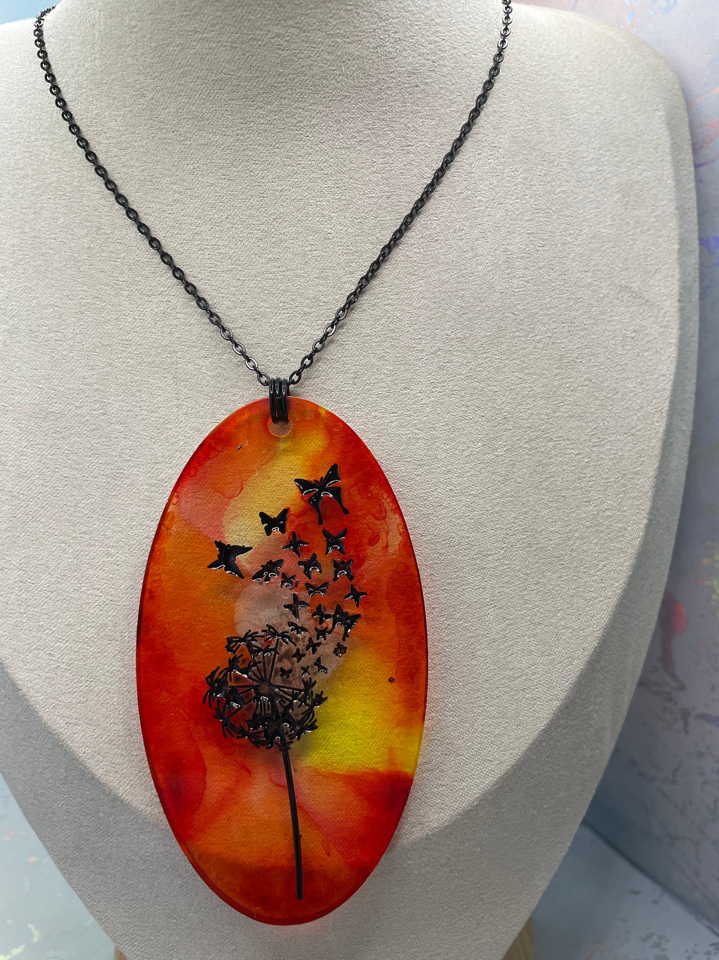 Collier avec gros pendentif ovale pissenlit