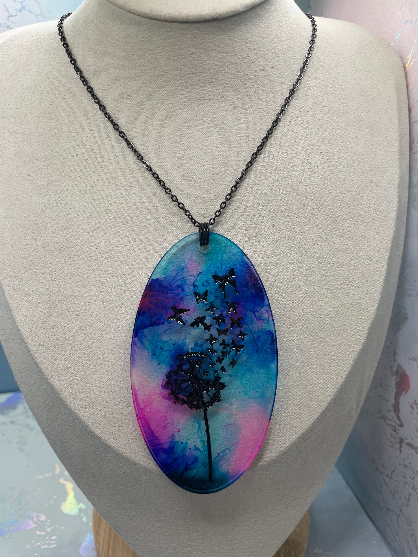 Collier avec gros pendentif ovale pissenlit