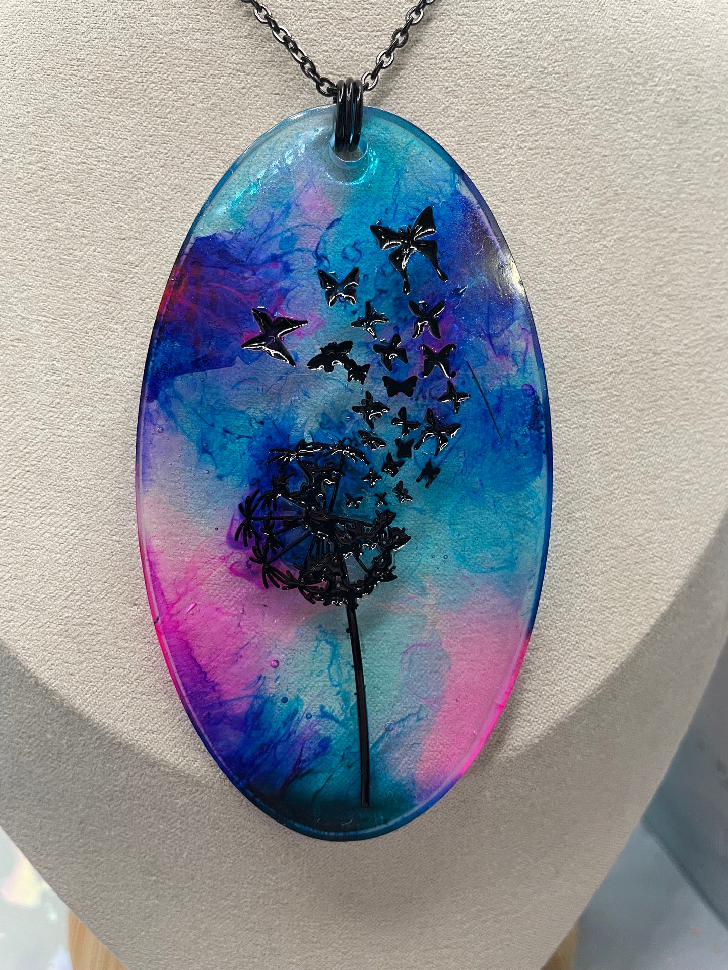 Collier avec gros pendentif ovale pissenlit