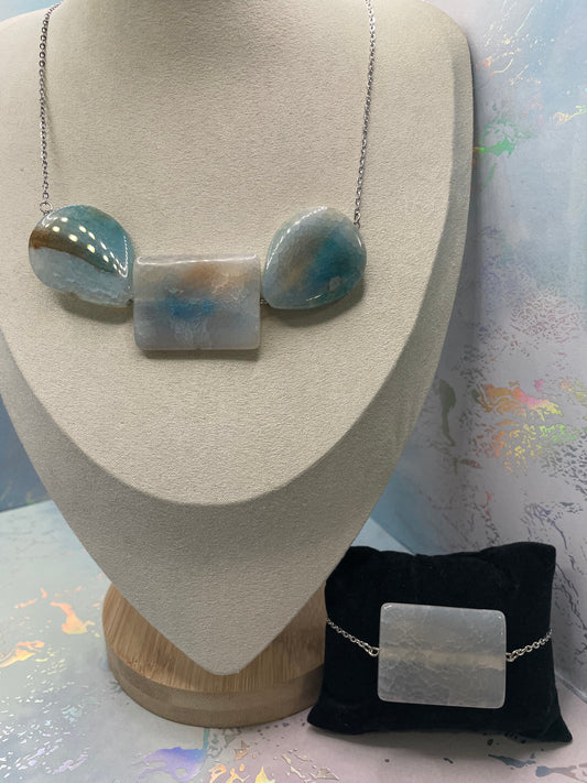 Ensemble collier et bracelet en pierre bleue