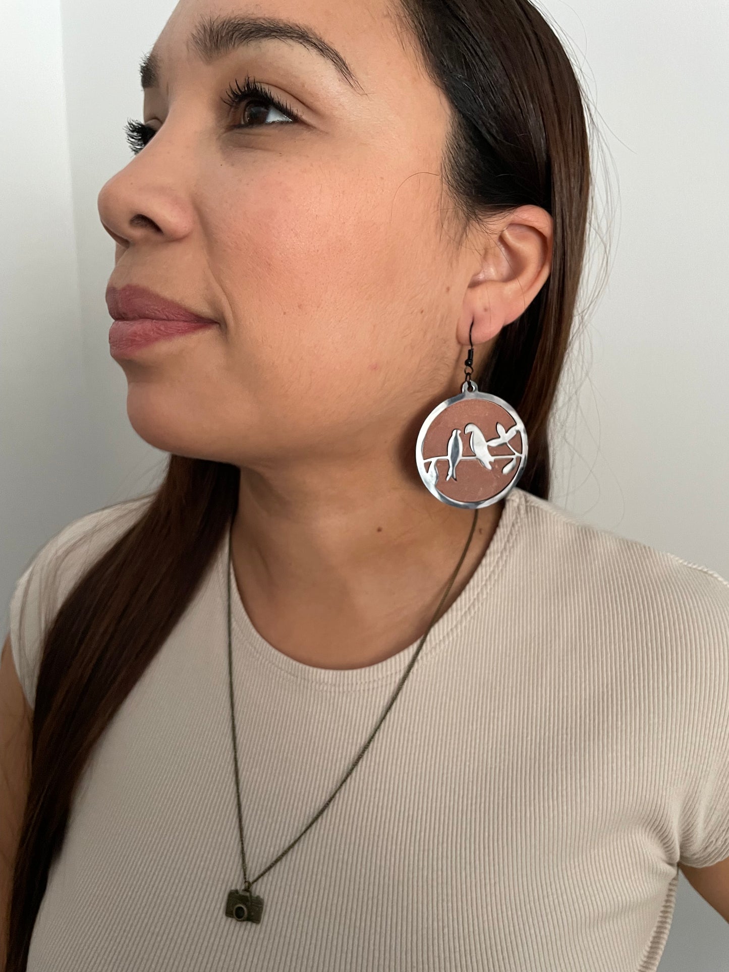 Boucles d'oreilles tourtereaux noirs sur caméléon
