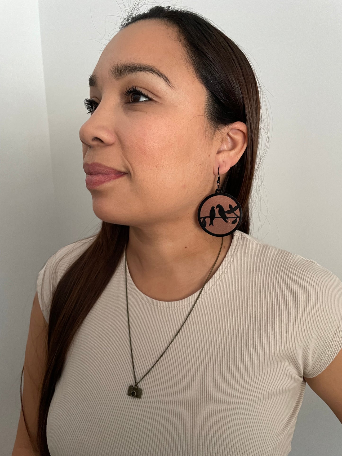 Boucles d'oreilles tourtereaux noirs sur caméléon