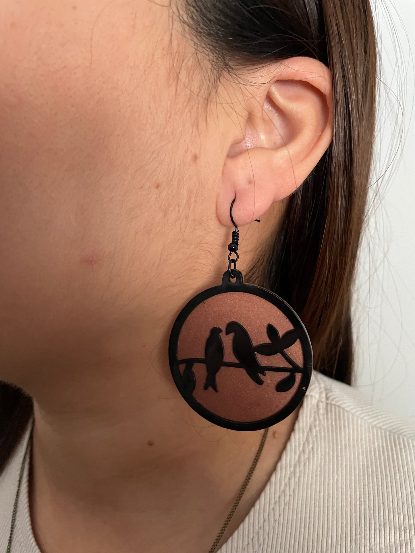 Boucles d'oreilles tourtereaux noirs sur caméléon