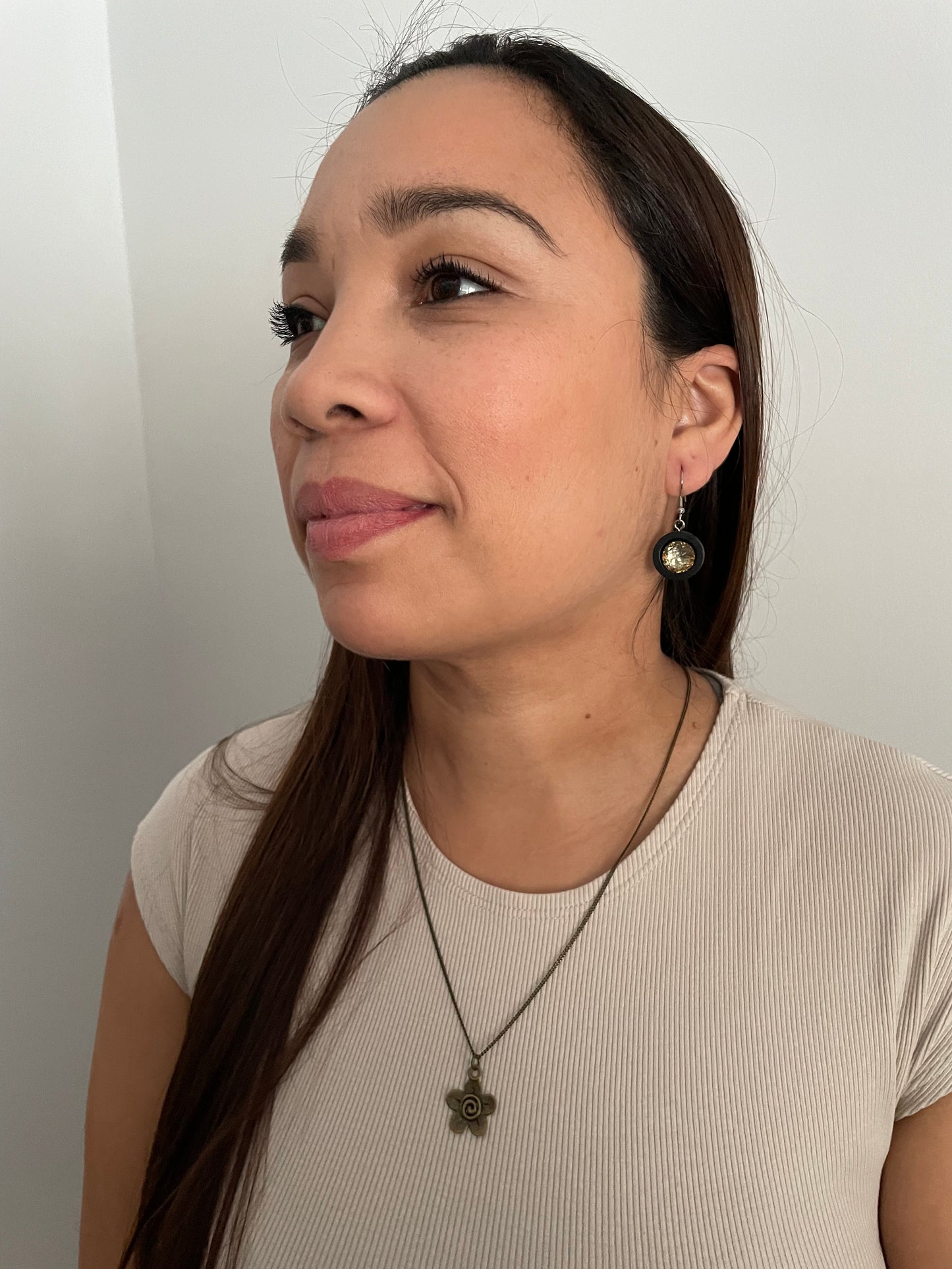 Boucles d'oreilles pendantes en fausses pierres précieuses marron sur bois noir