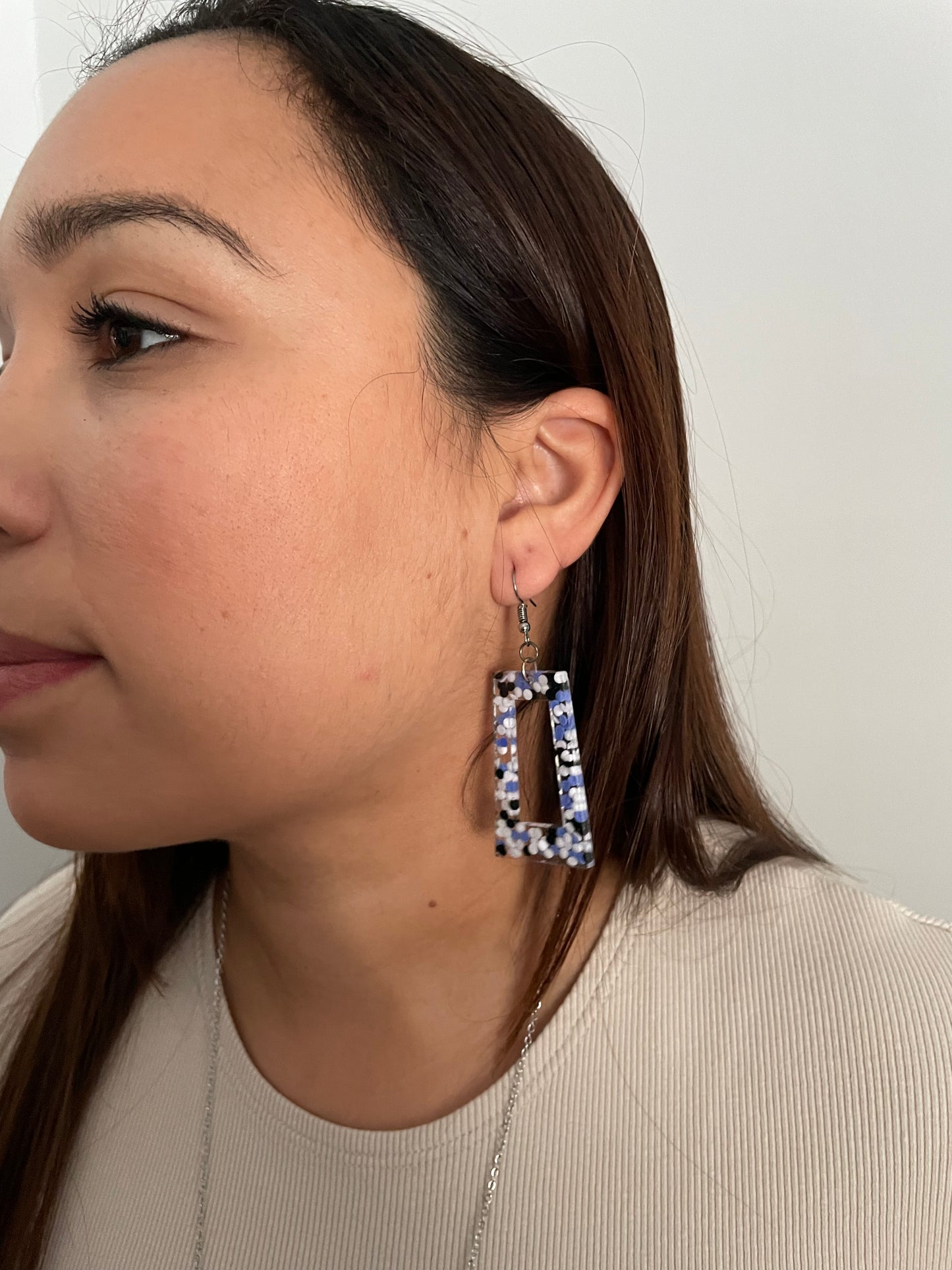 Boucles d'oreilles rectangulaires à pois bleus, blancs et noirs