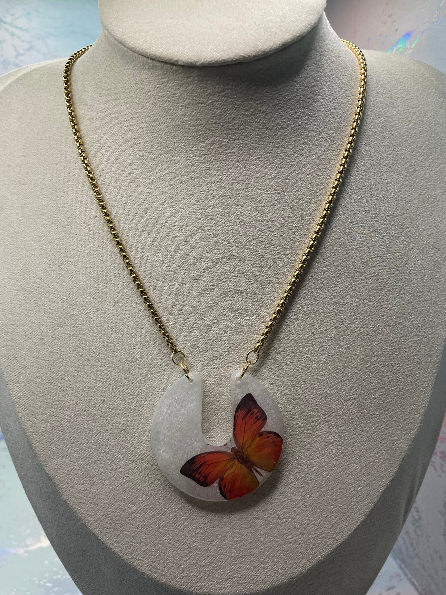 Collier AJUSTABLE style U papillon