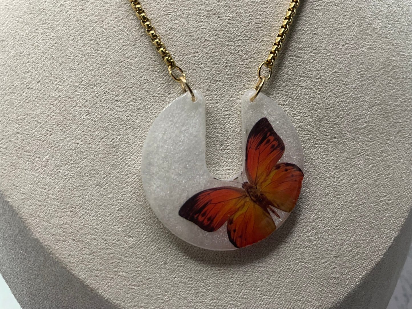 Collier AJUSTABLE style U papillon