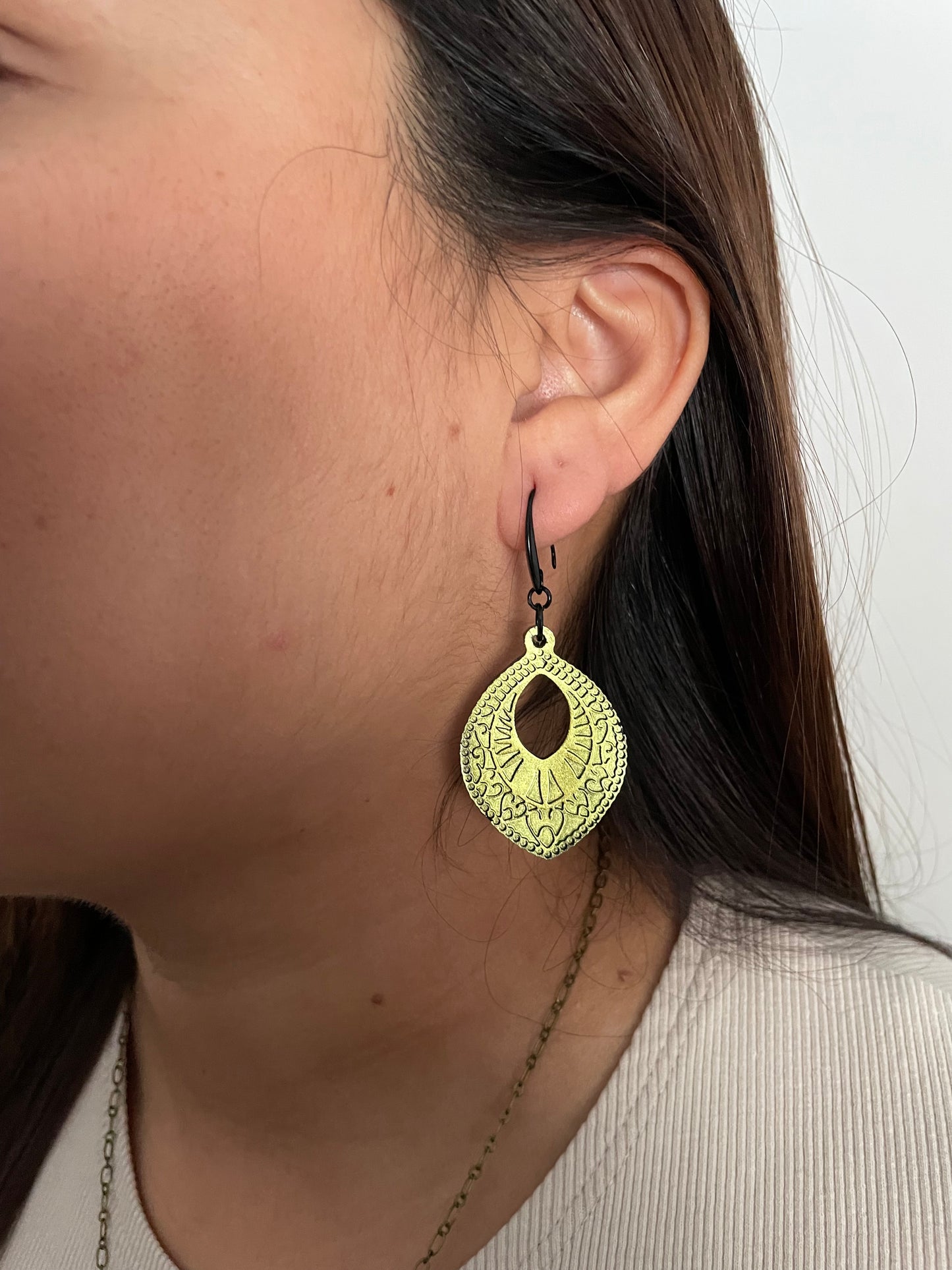 Boucles d'oreilles ovales à détails verts caméléon