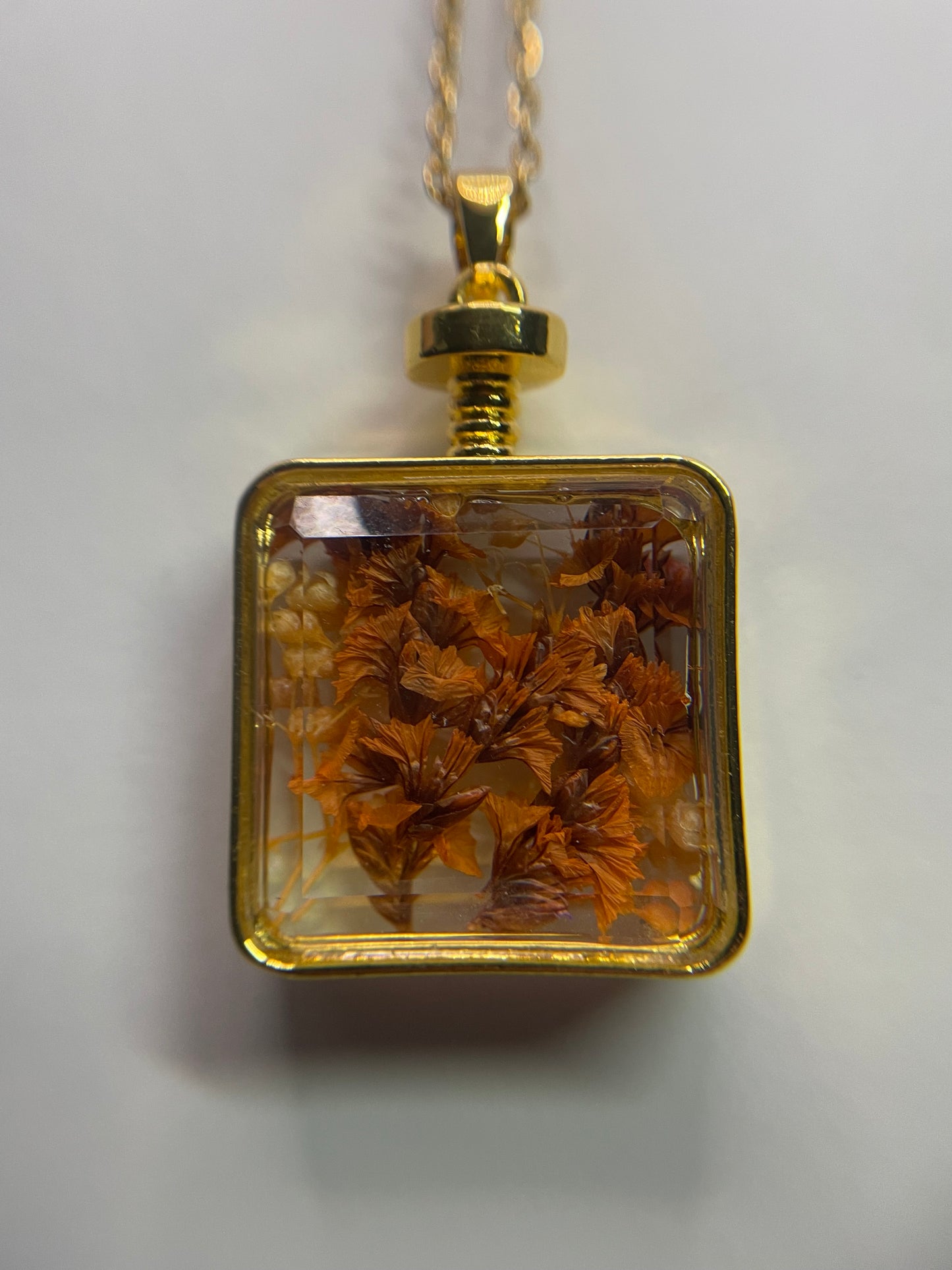 Collier bouteille avec fleurs séchées – Tons dorés et orangés