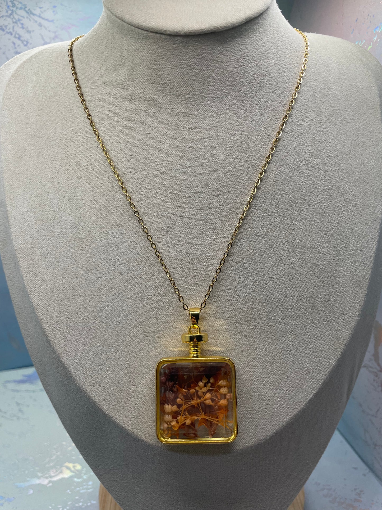 Collier bouteille avec fleurs séchées – Tons dorés et orangés