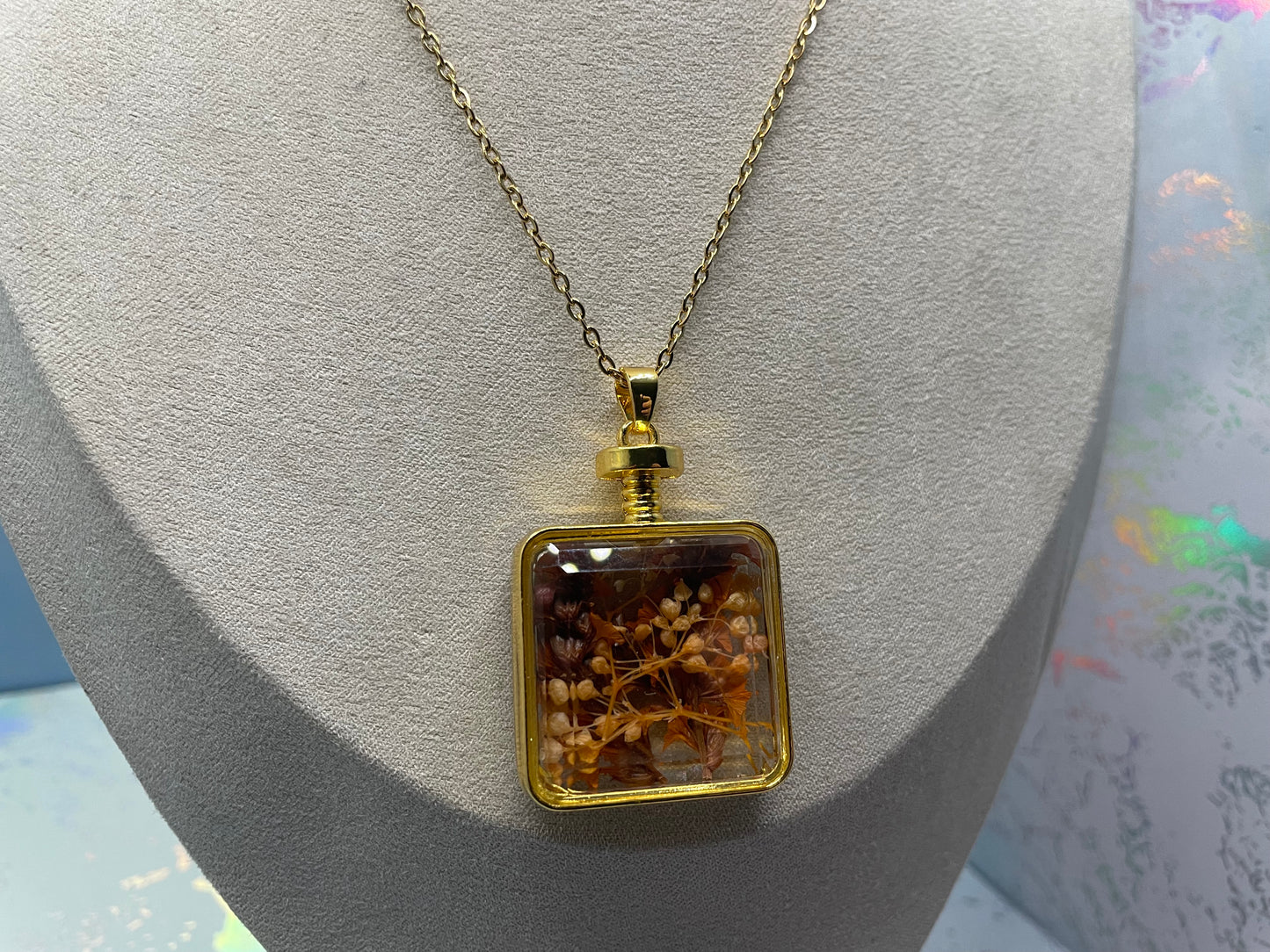 Collier bouteille avec fleurs séchées – Tons dorés et orangés