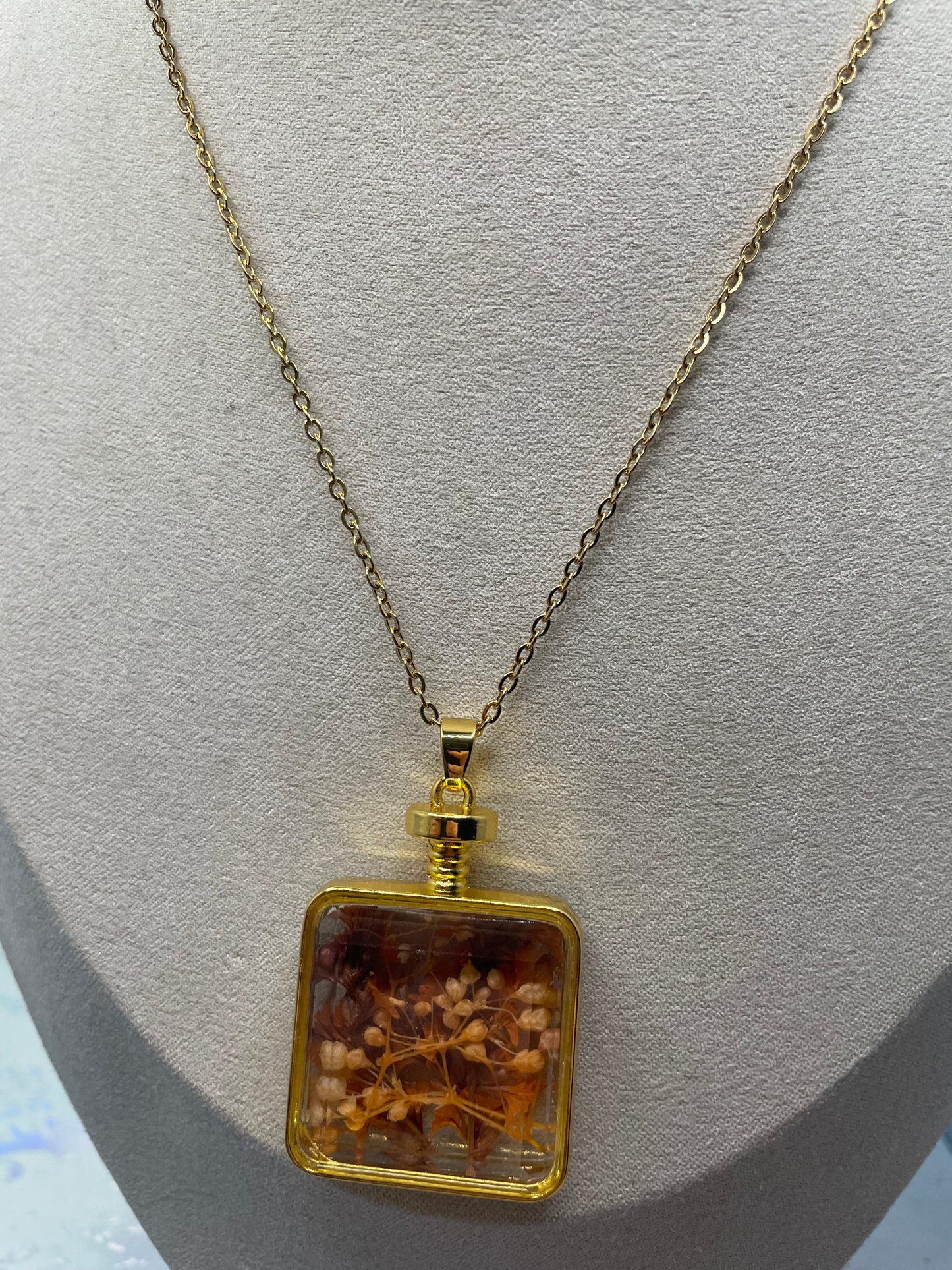 Collier bouteille avec fleurs séchées – Tons dorés et orangés