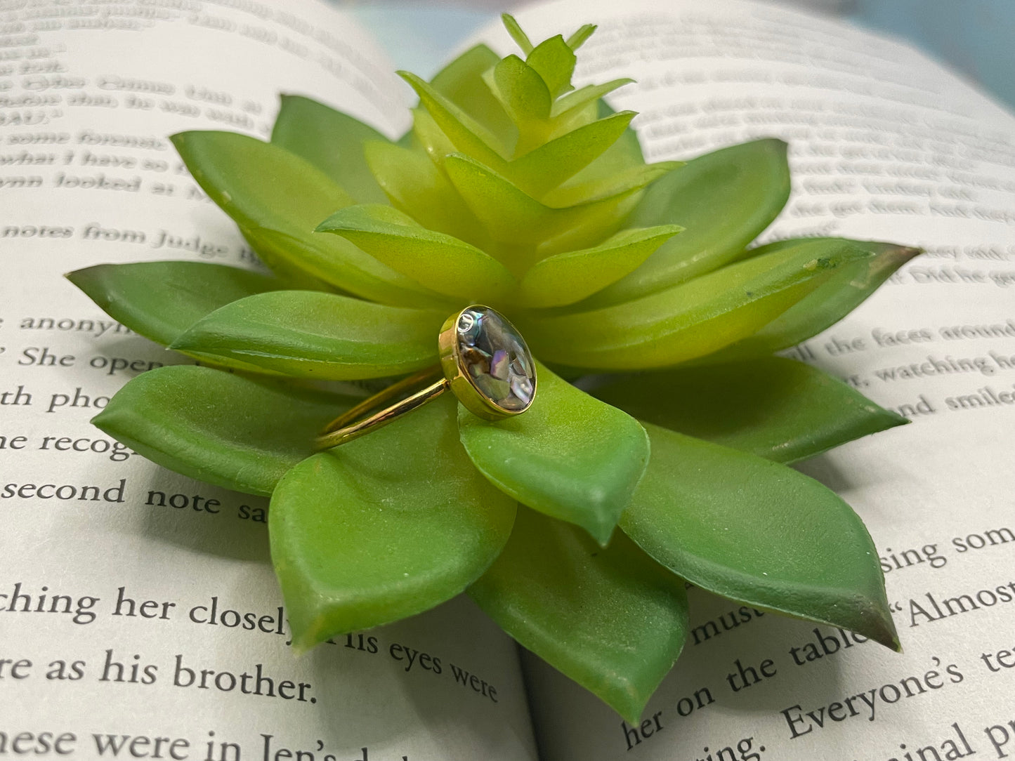 Gold Shell Oval Ring - Size 9US