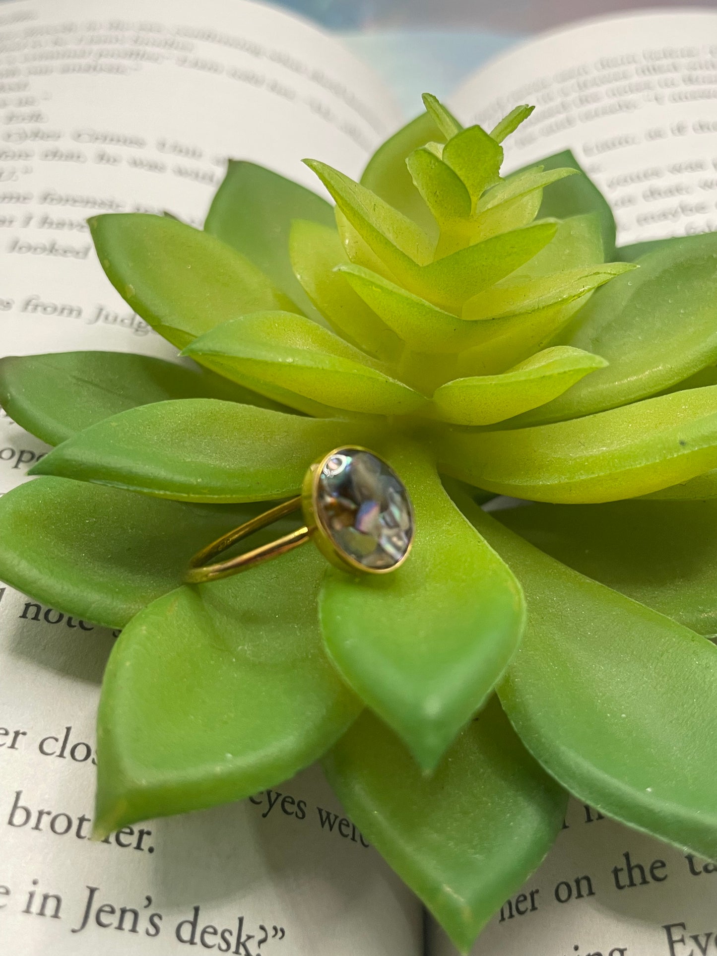 Gold Shell Oval Ring - Size 9US