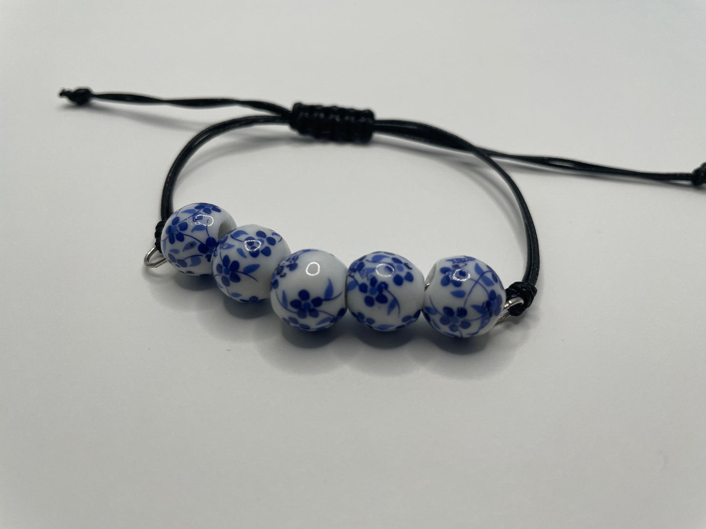 Bracelet à Corde Ajustable avec Bille en Céramique Blanche à Fleur