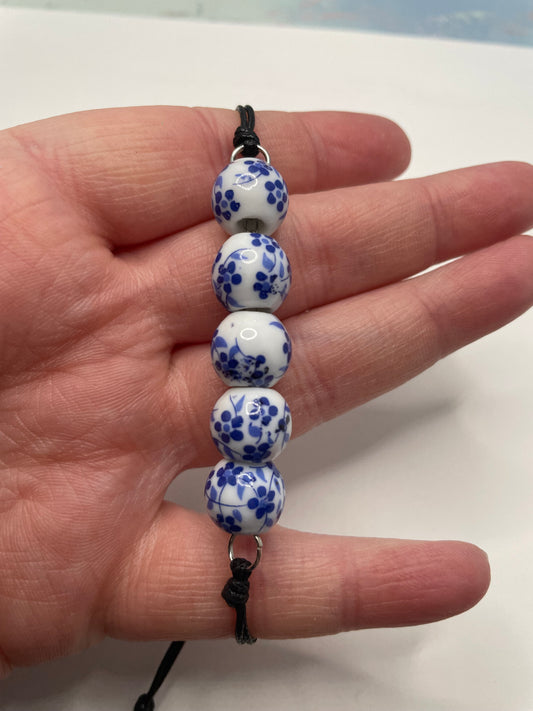 Bracelet à Corde Ajustable avec Bille en Céramique Blanche à Fleur