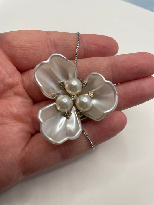 White arylic flower adjustable bracelet