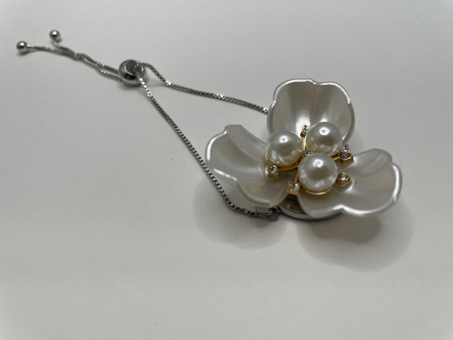White arylic flower adjustable bracelet