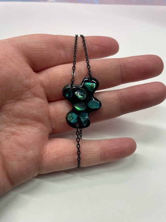 Bracelet organique coquillage bleu sur noir