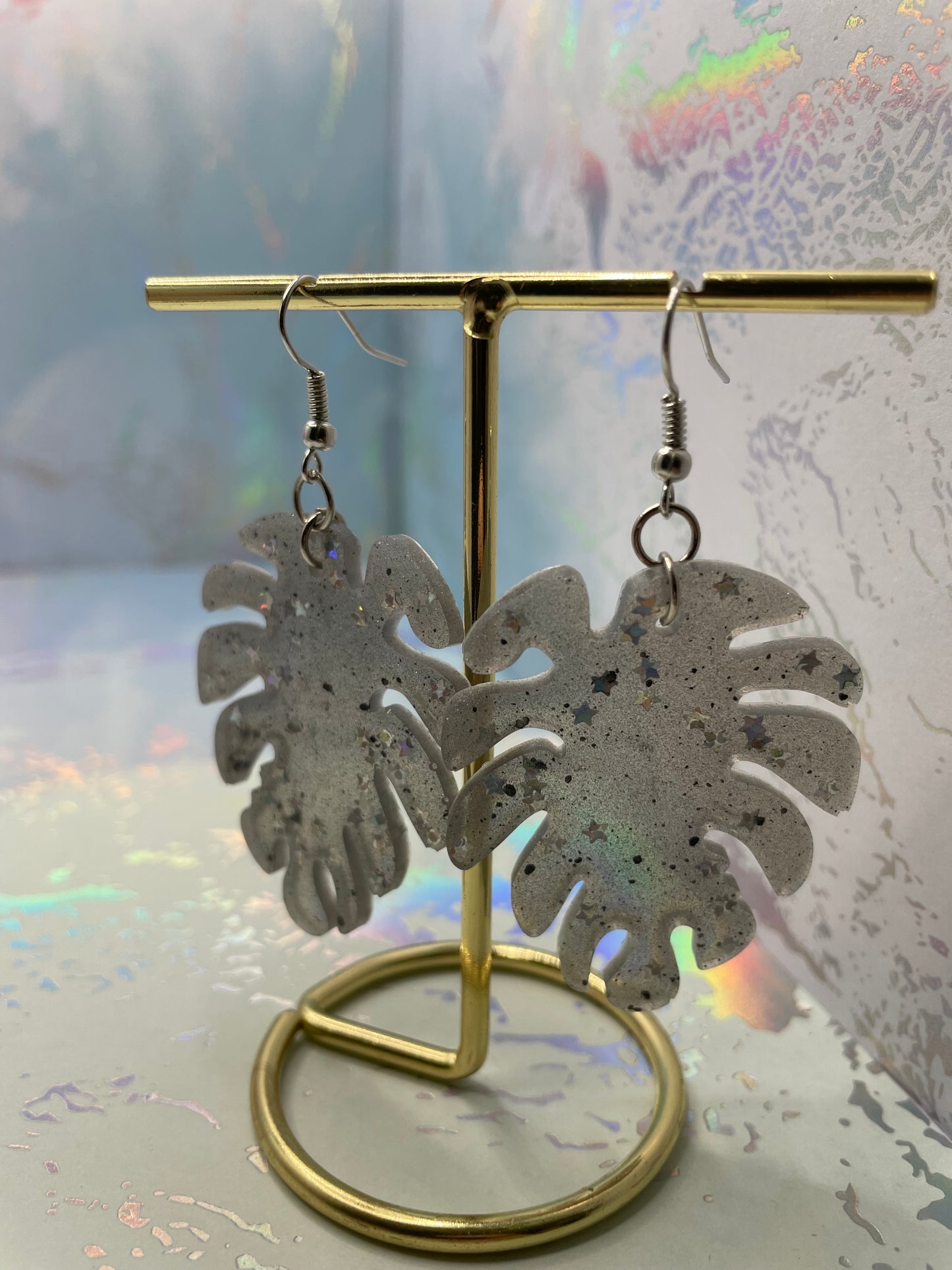 Boucles d'oreilles Monstera grises scintillantes