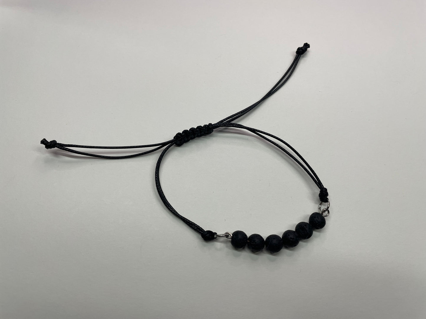 Bracelet ajustable en corde avec billes de lave noire