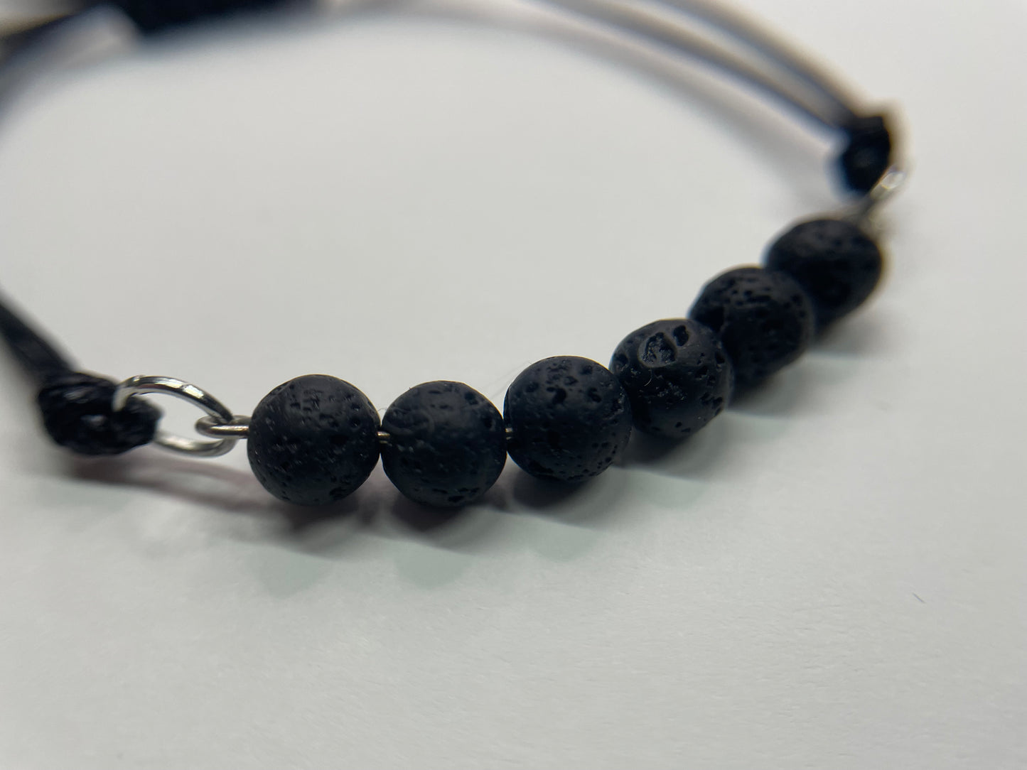 Bracelet ajustable en corde avec billes de lave noire