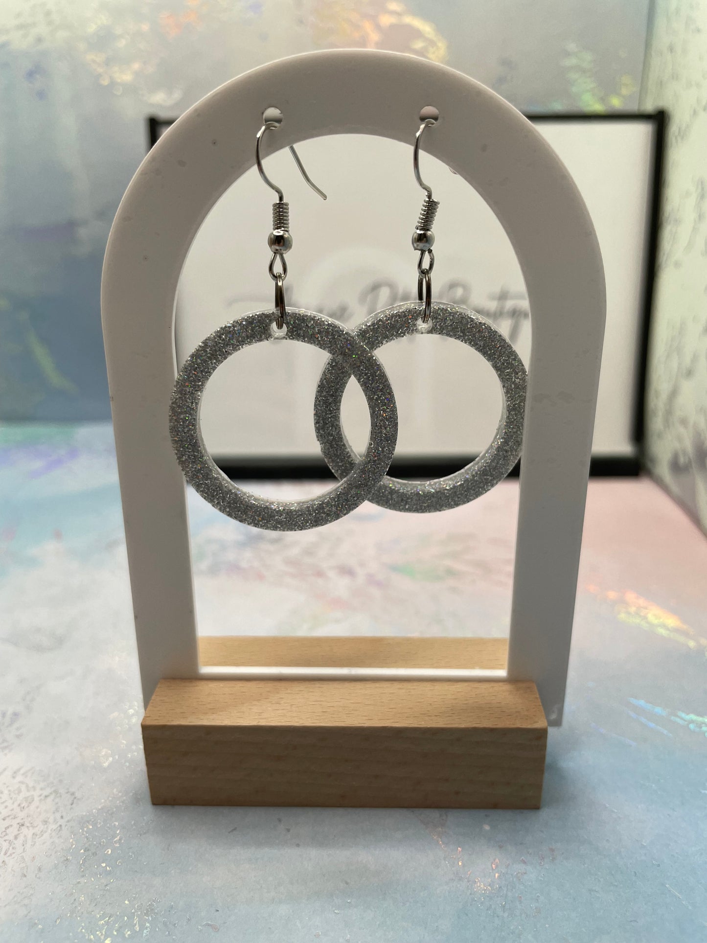 Boucles d'oreilles en résine grise scintillante
