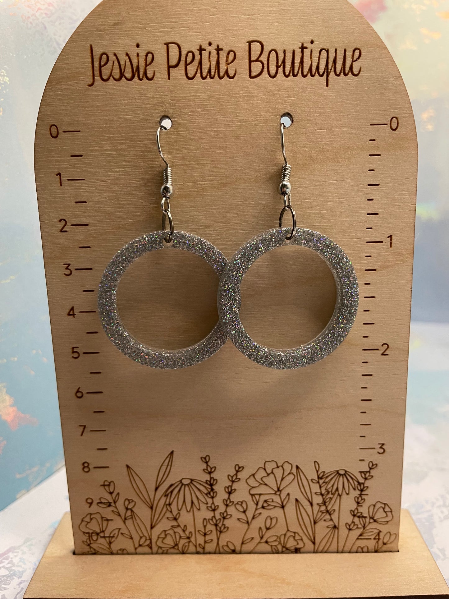 Boucles d'oreilles en résine grise scintillante