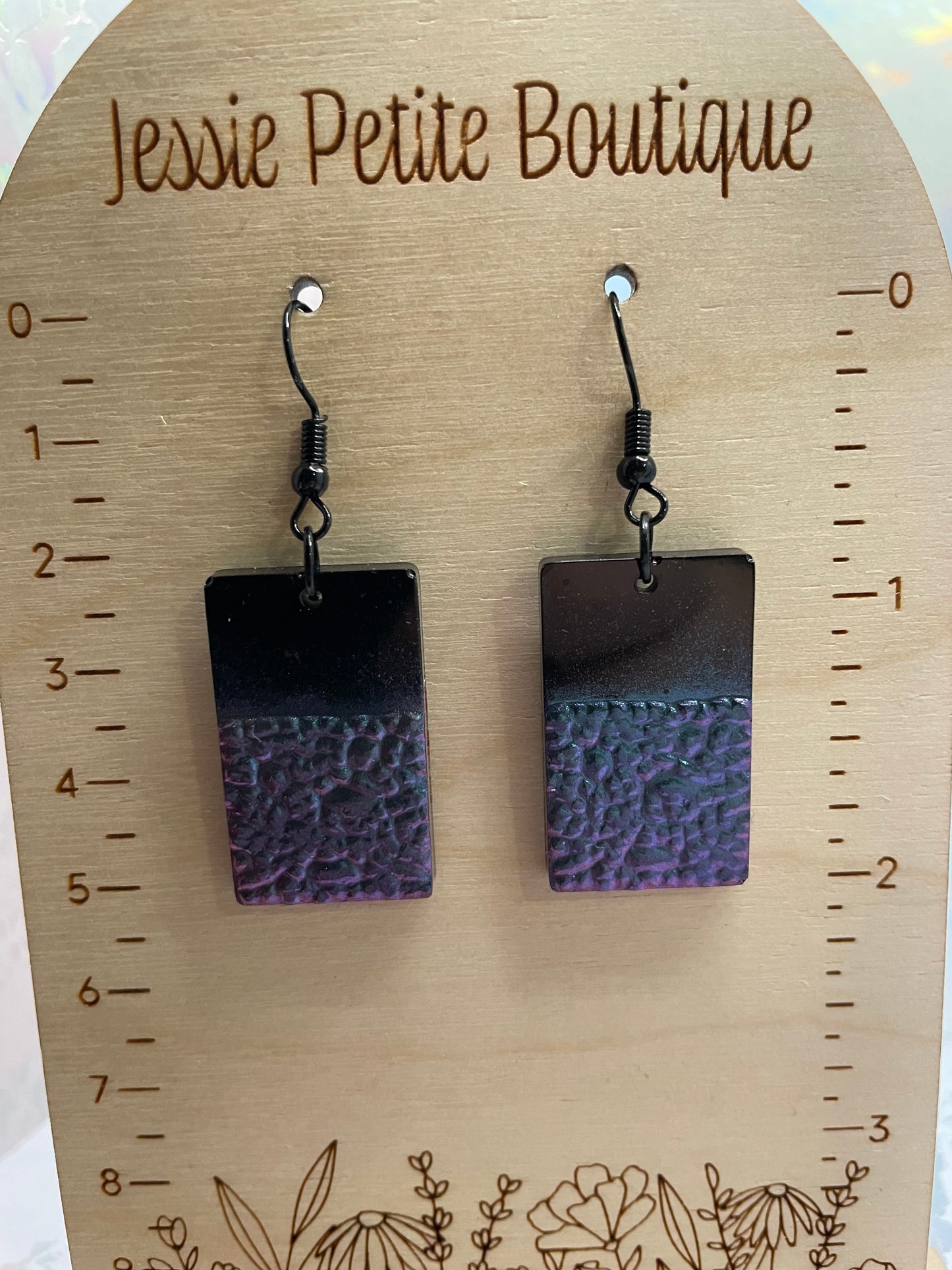 Boucles d'oreilles rectangulaires en géode noire et mauve caméléon - Sans Nickel