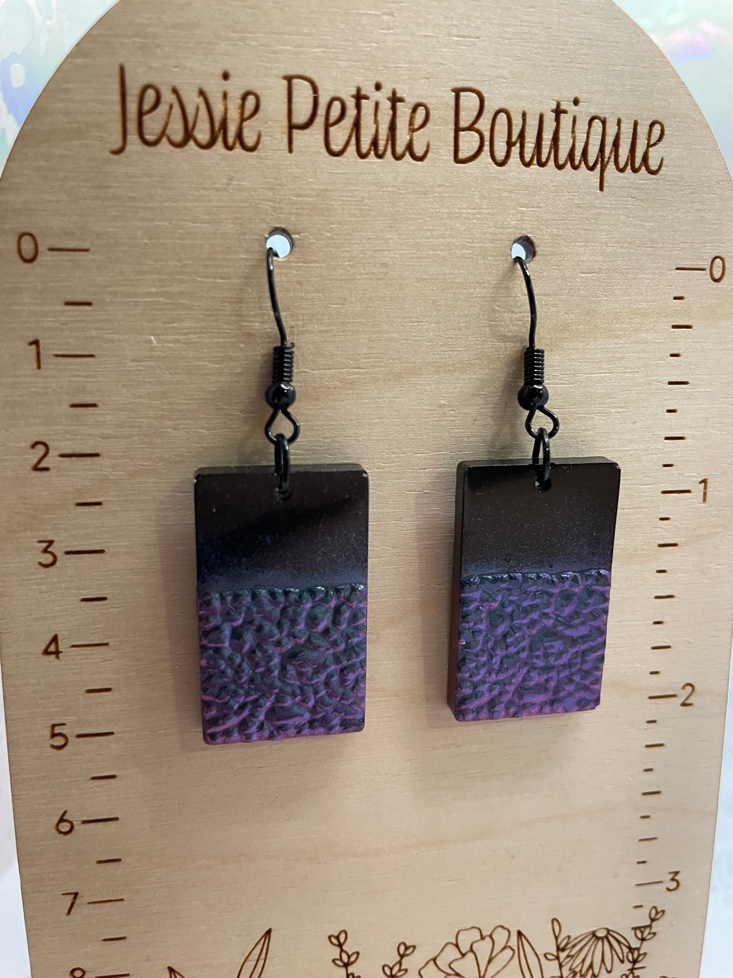 Boucles d'oreilles rectangulaires en géode noire et mauve caméléon - Sans Nickel