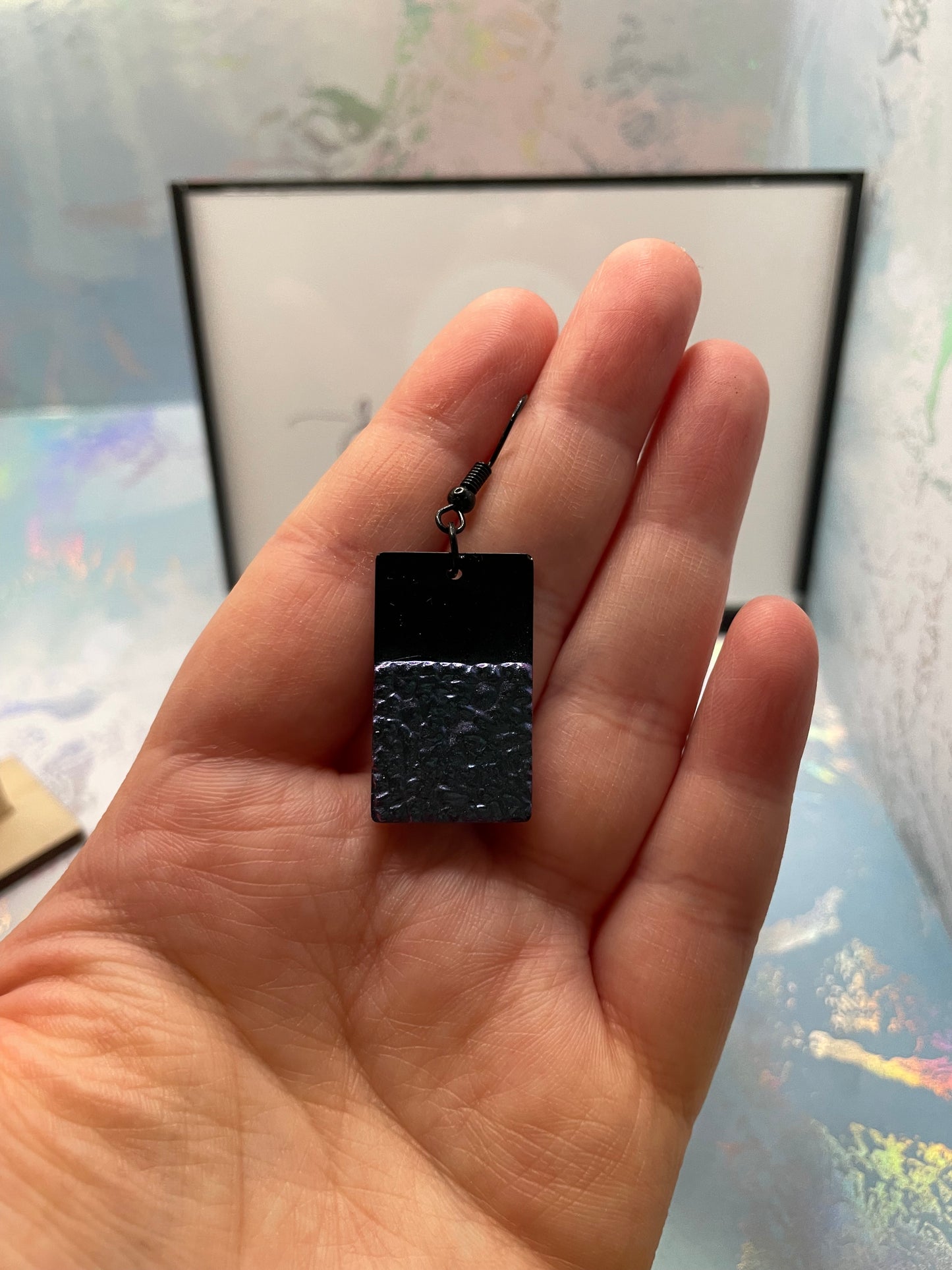 Boucles d'oreilles rectangulaires en géode noire et mauve caméléon - Sans Nickel