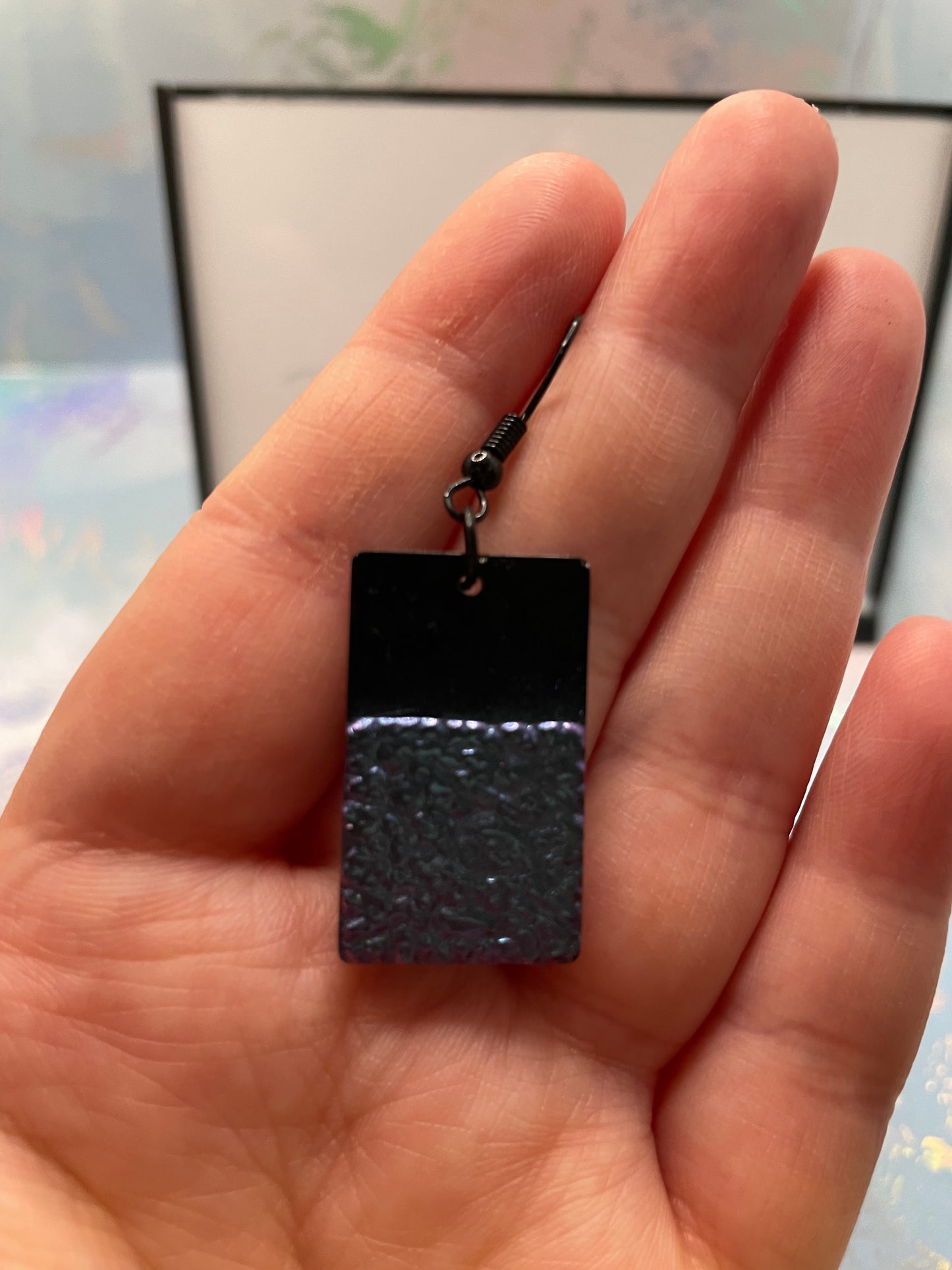 Boucles d'oreilles rectangulaires en géode noire et mauve caméléon - Sans Nickel