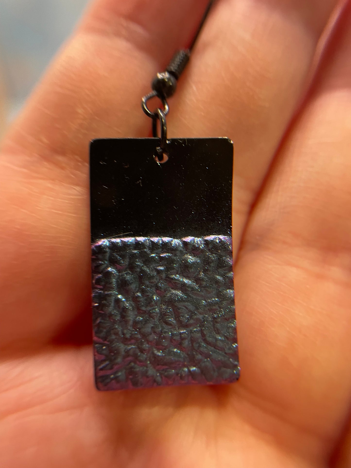 Boucles d'oreilles rectangulaires en géode noire et mauve caméléon - Sans Nickel