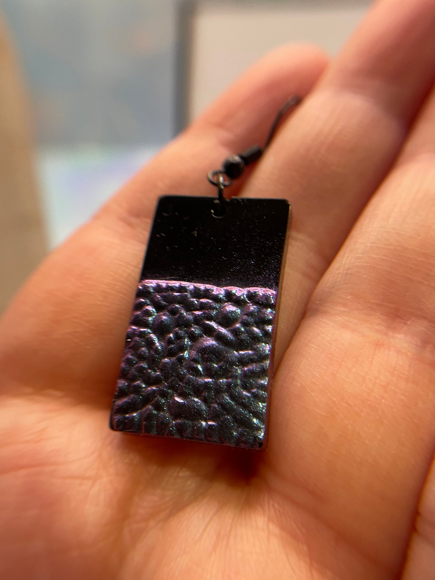 Boucles d'oreilles rectangulaires en géode noire et mauve caméléon - Sans Nickel