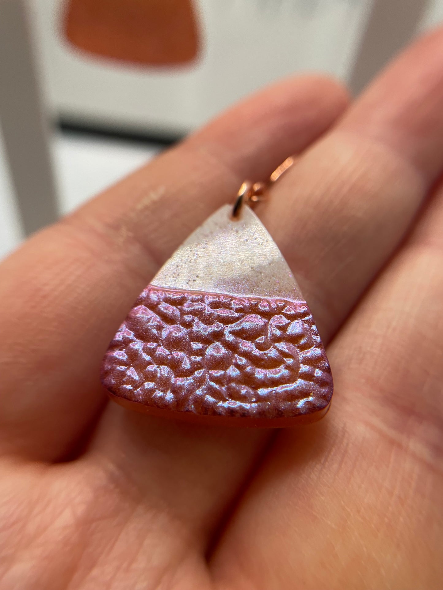 Boucles d'oreilles triangle géode prune blanche/caméléon - Sans nickel