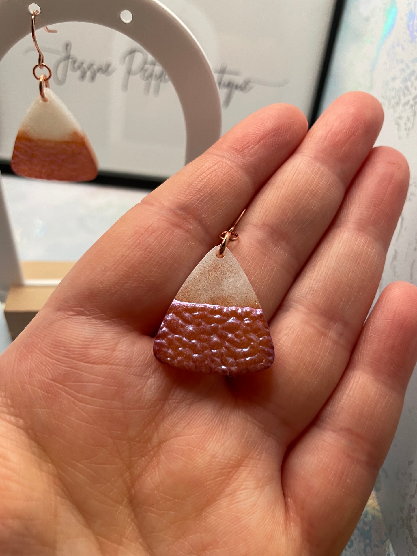 Boucles d'oreilles triangle géode prune blanche/caméléon - Sans nickel