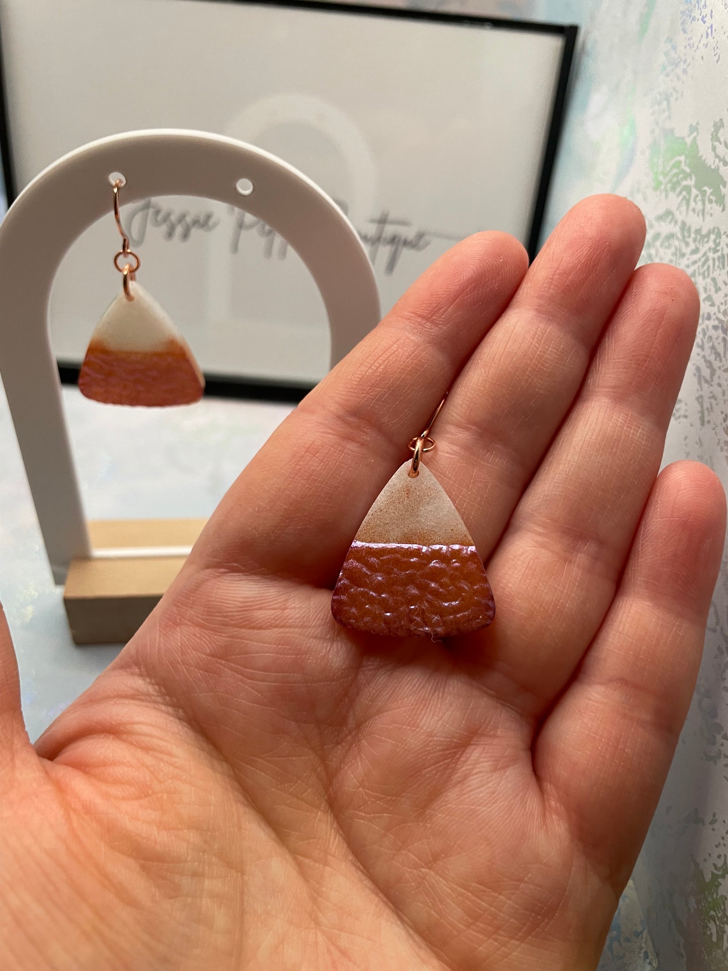 Boucles d'oreilles triangle géode prune blanche/caméléon - Sans nickel