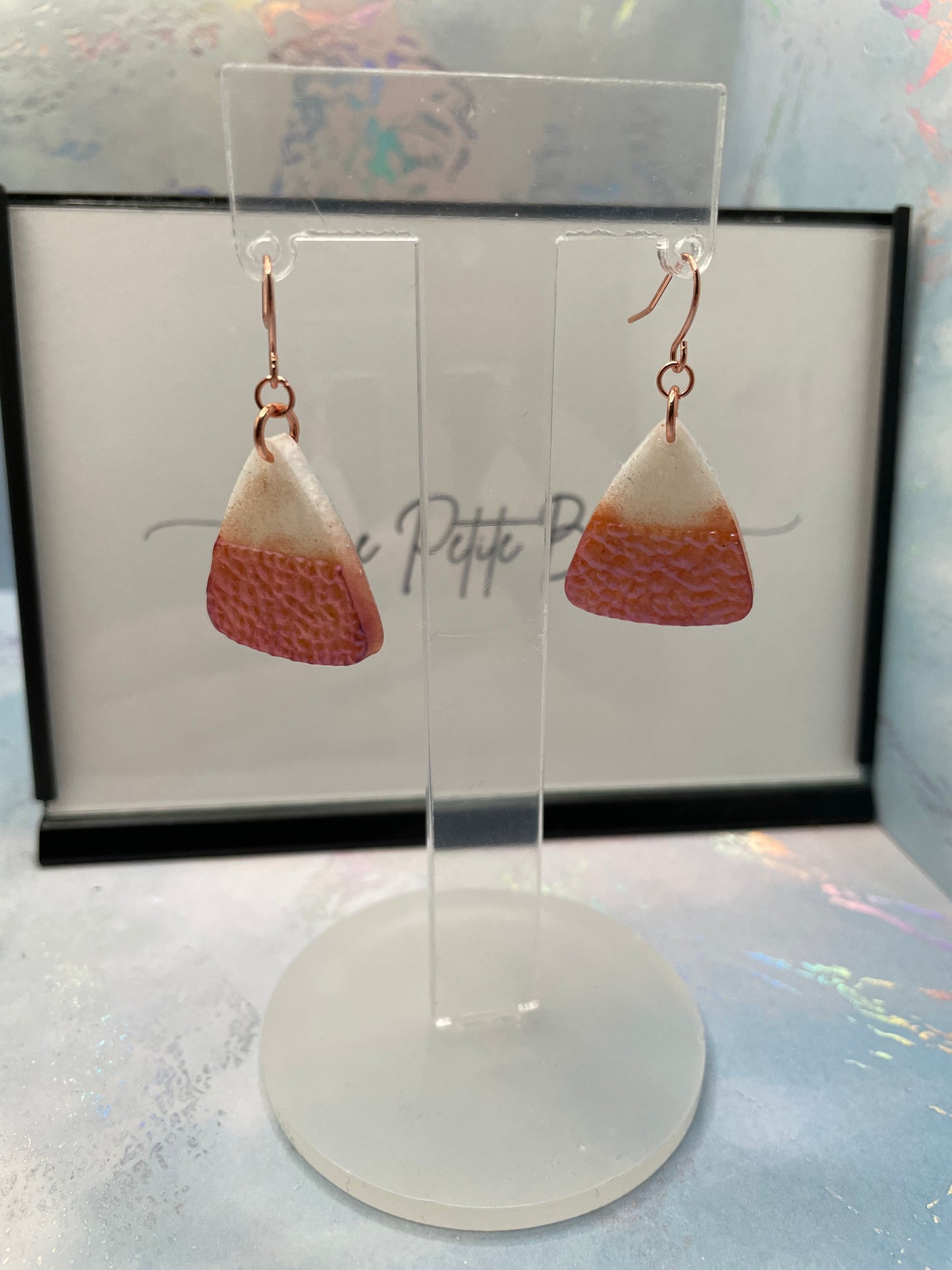 Boucles d'oreilles triangle géode prune blanche/caméléon - Sans nickel