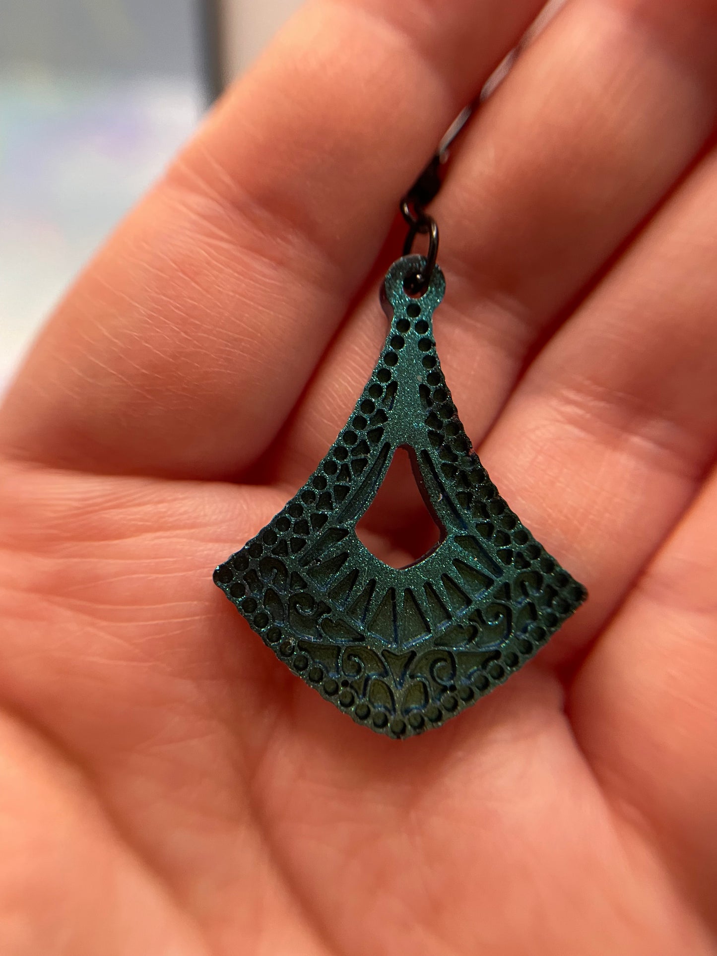 Boucles d'oreilles goutte détaillée verte caméléon
