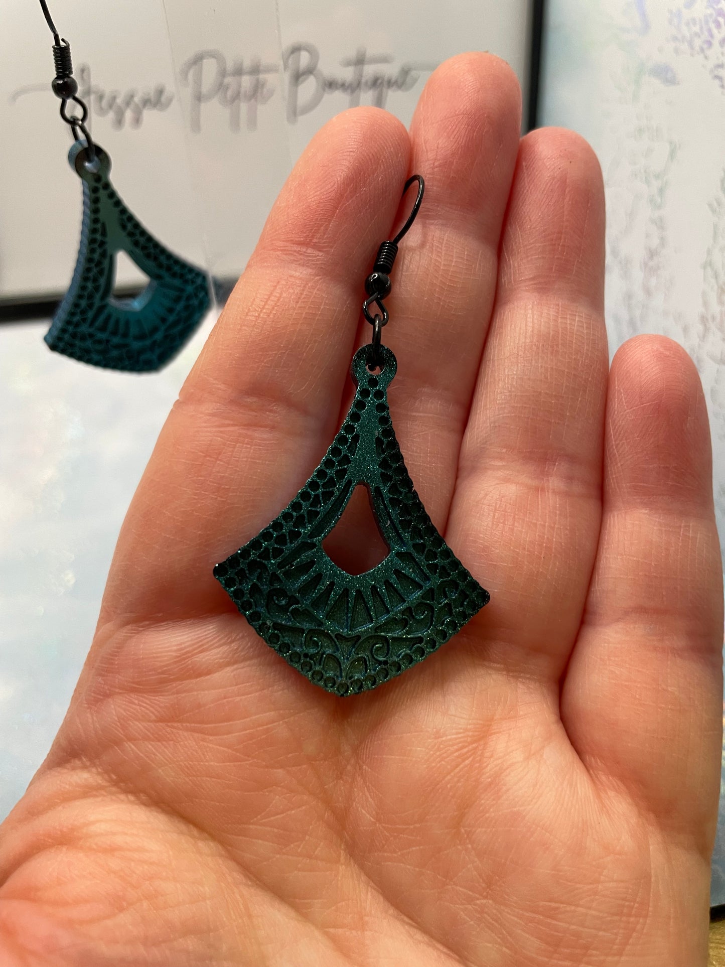 Boucles d'oreilles goutte détaillée verte caméléon